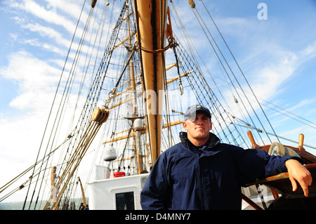 Offiziersanwärter der U.S. Coast Guard Academy an Bord der Barque Eagle, Amerikas Großschiff, nehmen an der Ausbildung Teil. Der Barque Eagle bietet den Kandidaten praktische Erfahrung im Segeln und Führen im Rahmen ihres Curriculums der Coast Guard Academy. Stockfoto
