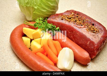 Corned Beef mit Kielbasa Stockfoto