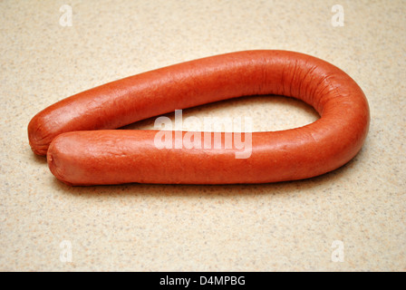 Ganze fleischige rohe Kielbasa Stockfoto