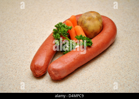 Rohes Gemüse mit ganzen Kielbasa Stockfoto