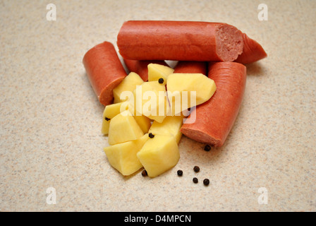 Rohe Kielbasa mit Kartoffeln und Pfefferkörner Stockfoto