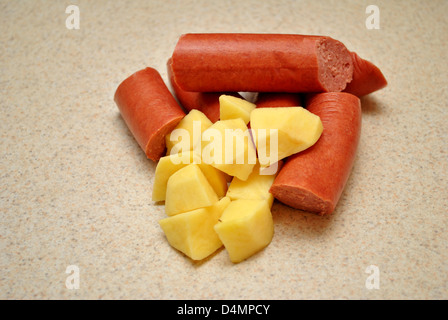 Rohe Kielbasa und geschnittene Kartoffeln Stockfoto