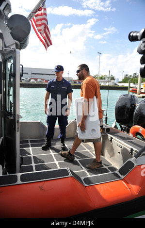 George Verdecia, Mitglied der US-Küstenwache, nahm an einer Rettungsmission auf der Miami Search and Rescue Station Teil. Die Operation konzentrierte sich auf die Sicherheit und lebensrettende Maßnahmen im Bootverkehr. Stockfoto