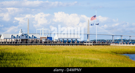 Der Pier und New Cooper River Bridge aus dem Schilf des umliegenden Sumpf gesehen. Charleston, South Carolina Stockfoto