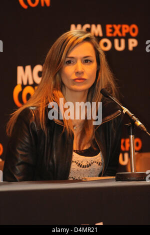 Birmingham, Vereinigtes Königreich. 16. März 2013. Lucy Brown, Star der erfolgreichen TV-Serie Primeval, nimmt Fragen von Fans auf der Birmingham MCM Expo. Stockfoto