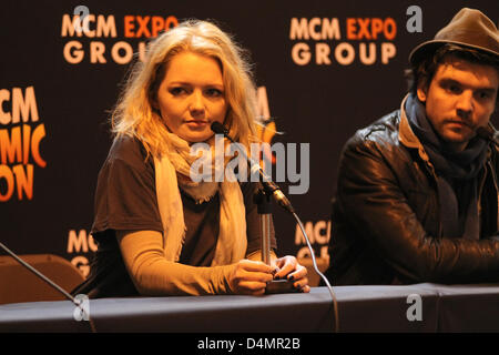 Birmingham, Vereinigtes Königreich. 16. März 2013. Hannah Spearritt, Star der erfolgreichen TV-Serie Primeval, nimmt Fragen von Fans auf der Birmingham MCM Expo. Stockfoto