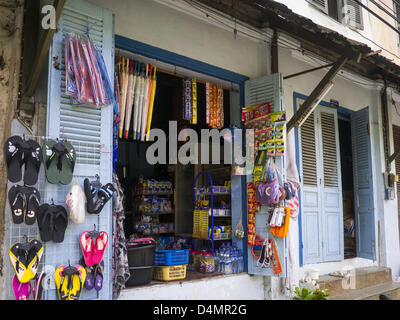 11. März 2013 - Luang Prabang, Luang Prabang, Laos - A-Shop in einem Gebäude der Kolonialzeit, die sortierte Ware in Luang Prabang, Laos verkauft. (Bild Kredit: Jack Kurtz/ZUMAPRESS.com ©) Stockfoto