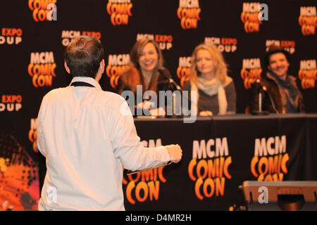 Birmingham, Vereinigtes Königreich. 16. März 2013. Lucy Brown, Hannah Spearitt und Andrew Lee Potts (von links nach rechts) Stars der Urzeit, nehmen Fragen in Birmingham MCM Expo Stockfoto