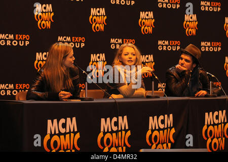 Birmingham, Vereinigtes Königreich. 16. März 2013. Lucy Brown, Hannah Spearitt und Andrew Lee Potts (von links nach rechts) Stars der Urzeit, nehmen Fragen in Birmingham MCM Expo Stockfoto