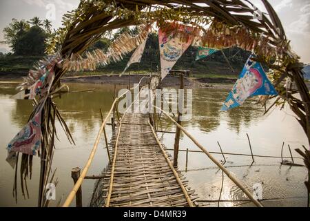 11. März 2013 - Luang Prabang, Luang Prabang, Laos - der Bambus Fussgängerbrücke über den Nam Khan Fluss in Luang Prabang ist eine saisonale Brücke. Es wird erstellt, wenn der Pegelstand in der Trockenzeit tritt und jedes Jahr spült, wenn der Fluss entspringt. Er verbindet mehrere kleine Dörfer nördlich der Stadt Luang Prabang. (Bild Kredit: Jack Kurtz/ZUMAPRESS.com ©) Stockfoto