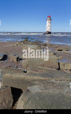 Wales Küstenweg in Nord-Wales. Malerischer Blick auf den Punkt von Ayr Leuchtturm am Strand von Talacre. Stockfoto