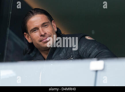 Hoffenheim Torwart Tim Wiese steht auf entsprechen die Ständen vor der deutschen Bundesliga zwischen TSG 1899 Hoffenheim und 1. FSV Mainz 05 im Rhein-Neckar-Arena in Sinsheim, Deutschland, 16. März 2013. Foto: UWE ANSPACH (Achtung: EMBARGO Bedingungen! Die DFL ermöglicht die weitere Nutzung der nur bis zu 15 Bilder (keine sequentielle Bilder oder Video-ähnliche Reihe der Bilder erlaubt) über das Internet und Online-Medien während des Spiels (einschließlich Halbzeit), im Stadion oder vor dem Start des Spiels entnommen. Die DFL erlaubt die uneingeschränkte Übertragung von digitalisierten Aufnahmen duri Stockfoto