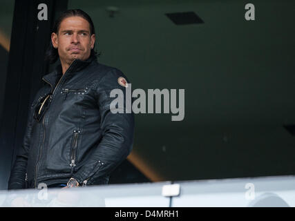 Hoffenheim Torwart Tim Wiese steht auf entsprechen die Ständen vor der deutschen Bundesliga zwischen TSG 1899 Hoffenheim und 1. FSV Mainz 05 im Rhein-Neckar-Arena in Sinsheim, Deutschland, 16. März 2013. Foto: UWE ANSPACH (Achtung: EMBARGO Bedingungen! Die DFL ermöglicht die weitere Nutzung der nur bis zu 15 Bilder (keine sequentielle Bilder oder Video-ähnliche Reihe der Bilder erlaubt) über das Internet und Online-Medien während des Spiels (einschließlich Halbzeit), im Stadion oder vor dem Start des Spiels entnommen. Die DFL erlaubt die uneingeschränkte Übertragung von digitalisierten Aufnahmen duri Stockfoto