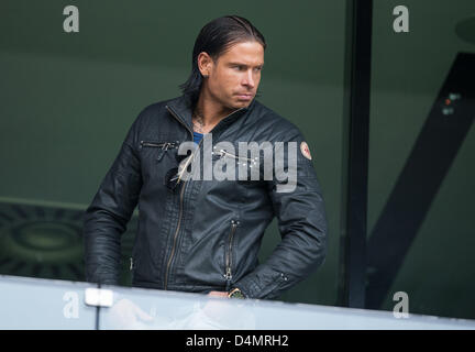 Hoffenheim Torwart Tim Wiese steht auf entsprechen die Ständen vor der deutschen Bundesliga zwischen TSG 1899 Hoffenheim und 1. FSV Mainz 05 im Rhein-Neckar-Arena in Sinsheim, Deutschland, 16. März 2013. Foto: UWE ANSPACH (Achtung: EMBARGO Bedingungen! Die DFL ermöglicht die weitere Nutzung der nur bis zu 15 Bilder (keine sequentielle Bilder oder Video-ähnliche Reihe der Bilder erlaubt) über das Internet und Online-Medien während des Spiels (einschließlich Halbzeit), im Stadion oder vor dem Start des Spiels entnommen. Die DFL erlaubt die uneingeschränkte Übertragung von digitalisierten Aufnahmen duri Stockfoto