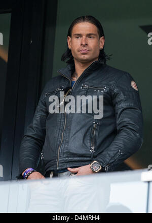 Hoffenheim Torwart Tim Wiese steht auf entsprechen die Ständen vor der deutschen Bundesliga zwischen TSG 1899 Hoffenheim und 1. FSV Mainz 05 im Rhein-Neckar-Arena in Sinsheim, Deutschland, 16. März 2013. Foto: UWE ANSPACH (Achtung: EMBARGO Bedingungen! Die DFL ermöglicht die weitere Nutzung der nur bis zu 15 Bilder (keine sequentielle Bilder oder Video-ähnliche Reihe der Bilder erlaubt) über das Internet und Online-Medien während des Spiels (einschließlich Halbzeit), im Stadion oder vor dem Start des Spiels entnommen. Die DFL erlaubt die uneingeschränkte Übertragung von digitalisierten Aufnahmen duri Stockfoto