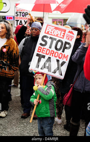 Nottingham, UK. Samstag, 16. März 2013. Eine friedliche Demonstration zum protest gegen die Schlafzimmer Steuer, die die Alleinerziehende, Behinderte, bestraft Pflegeeltern und Eltern von Kindern, Armee und Universität. Die Demonstration fand bei Nottinghams Speakers Corner mit einer Menge von rund vierhundert Menschen. Bildnachweis: Ian Francis / Alamy Live News Stockfoto