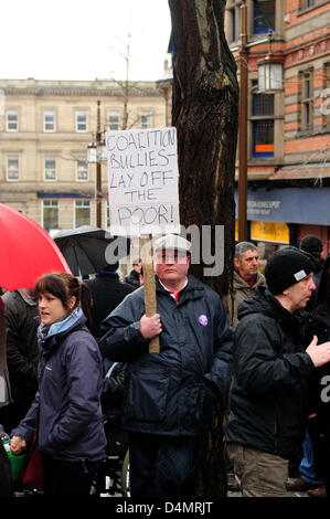 Nottingham, UK. Samstag, 16. März 2013. Eine friedliche Demonstration zum protest gegen die Schlafzimmer Steuer, die die Alleinerziehende, Behinderte, bestraft Pflegeeltern und Eltern von Kindern, Armee und Universität. Die Demonstration fand bei Nottinghams Speakers Corner mit einer Menge von rund vierhundert Menschen. Bildnachweis: Ian Francis / Alamy Live News Stockfoto