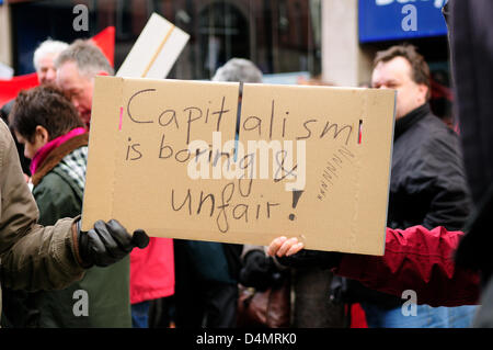 Nottingham, UK. Samstag, 16. März 2013. Eine friedliche Demonstration zum protest gegen die Schlafzimmer Steuer, die die Alleinerziehende, Behinderte, bestraft Pflegeeltern und Eltern von Kindern, Armee und Universität. Die Demonstration fand bei Nottinghams Speakers Corner mit einer Menge von rund vierhundert Menschen. Bildnachweis: Ian Francis / Alamy Live News Stockfoto