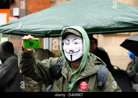 Nottingham, UK. Samstag, 16. März 2013. Eine friedliche Demonstration zum protest gegen die Schlafzimmer Steuer, die die Alleinerziehende, Behinderte, bestraft Pflegeeltern und Eltern von Kindern, Armee und Universität. Die Demonstration fand bei Nottinghams Speakers Corner mit einer Menge von rund vierhundert Menschen. Bildnachweis: Ian Francis / Alamy Live News Stockfoto