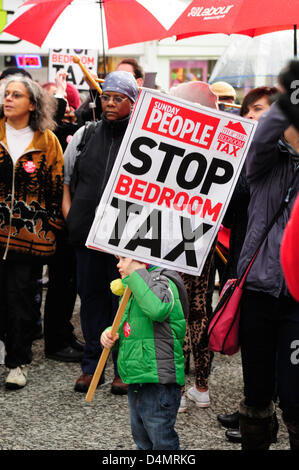 Nottingham, UK. Samstag, 16. März 2013. Eine friedliche Demonstration zum protest gegen die Schlafzimmer Steuer, die die Alleinerziehende, Behinderte, bestraft Pflegeeltern und Eltern von Kindern, Armee und Universität. Die Demonstration fand bei Nottinghams Speakers Corner mit einer Menge von rund vierhundert Menschen. Bildnachweis: Ian Francis / Alamy Live News Stockfoto