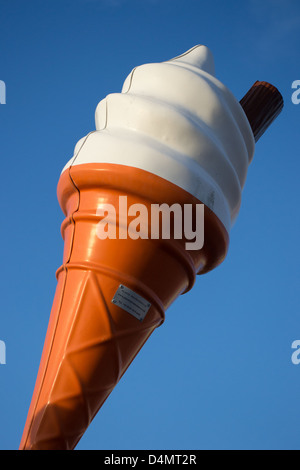 Eis Zeichen gegen den blauen Himmel Stockfoto