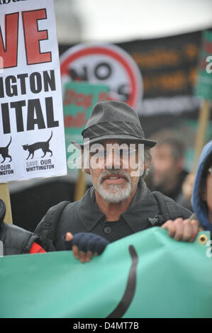 Holloway Road, London, UK. 16. März 2013. Roger Lloyd Pack auf dem Marsch, die Whittington zu speichern. Krankenhaus. März und Kundgebung gegen die vorgeschlagenen Kürzungen Whittington Krankenhaus im Torbogen, Nord-London zu protestieren. Der Marsch von Highbury Crner ins Krankenhaus nahmen viele Demonstranten, darunter David Lammy MP, Jeremy Corbyn MP, Schauspieler Roger Lloyd-Pack und Hettie Bower im Alter von 106. Bildnachweis: Matthew Chattle / Alamy Live News Stockfoto