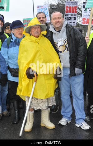 Holloway Road, London, UK. 16. März 2013. Hetty Bower (im Alter von 106) auf dem Marsch, die Whittington zu speichern. Krankenhaus. März und Kundgebung gegen die vorgeschlagenen Kürzungen Whittington Krankenhaus im Torbogen, Nord-London zu protestieren. Der Marsch von Highbury Crner ins Krankenhaus nahmen viele Demonstranten, darunter David Lammy MP, Jeremy Corbyn MP, Schauspieler Roger Lloyd-Pack und Hettie Bower im Alter von 106. Bildnachweis: Matthew Chattle / Alamy Live News Stockfoto