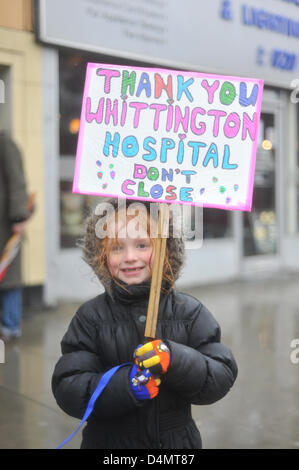 Holloway Road, London, UK. 16. März 2013. Ein junges Mädchen hält einen Banner auf dem Marsch, die Whittington zu speichern. Krankenhaus. März und Kundgebung gegen die vorgeschlagenen Kürzungen Whittington Krankenhaus im Torbogen, Nord-London zu protestieren. Der Marsch von Highbury Crner ins Krankenhaus nahmen viele Demonstranten, darunter David Lammy MP, Jeremy Corbyn MP, Schauspieler Roger Lloyd-Pack und Hettie Bower im Alter von 106. Bildnachweis: Matthew Chattle / Alamy Live News Stockfoto