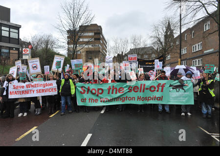 Holloway Road, London, UK. 16. März 2013. Die Demonstranten Ansatz den Haupteingang zum Whittington Krankenhaus. März und Kundgebung gegen die vorgeschlagenen Kürzungen Whittington Krankenhaus im Torbogen, Nord-London zu protestieren. Der Marsch von Highbury Crner ins Krankenhaus nahmen viele Demonstranten, darunter David Lammy MP, Jeremy Corbyn MP, Schauspieler Roger Lloyd-Pack und Hettie Bower im Alter von 106. Bildnachweis: Matthew Chattle / Alamy Live News Stockfoto