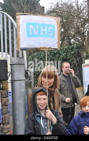 Holloway Road, London, UK. 16. März 2013. Ein kleiner Junge hält einen Banner auf dem Marsch, die Whittington zu speichern. Krankenhaus. März und Kundgebung gegen die vorgeschlagenen Kürzungen Whittington Krankenhaus im Torbogen, Nord-London zu protestieren. Der Marsch von Highbury Crner ins Krankenhaus nahmen viele Demonstranten, darunter David Lammy MP, Jeremy Corbyn MP, Schauspieler Roger Lloyd-Pack und Hettie Bower im Alter von 106. Bildnachweis: Matthew Chattle / Alamy Live News Stockfoto