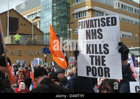 Whittington Hospital, London, UK. 16. März 2013. Die Demonstranten versammeln sich außerhalb der Whittington. Krankenhaus. März und Kundgebung gegen die vorgeschlagenen Kürzungen Whittington Krankenhaus im Torbogen, Nord-London zu protestieren. Der Marsch von Highbury Crner ins Krankenhaus nahmen viele Demonstranten, darunter David Lammy MP, Jeremy Corbyn MP, Schauspieler Roger Lloyd-Pack und Hettie Bower im Alter von 106. Bildnachweis: Matthew Chattle / Alamy Live News Stockfoto