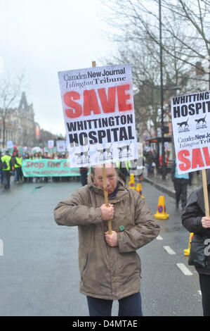 Holloway Road, London, UK. 16. März 2013. Die Demonstranten auf Holloway Road auf den Protest der Whittington speichern. Krankenhaus. März und Kundgebung gegen die vorgeschlagenen Kürzungen Whittington Krankenhaus im Torbogen, Nord-London zu protestieren. Der Marsch von Highbury Crner ins Krankenhaus nahmen viele Demonstranten, darunter David Lammy MP, Jeremy Corbyn MP, Schauspieler Roger Lloyd-Pack und Hettie Bower im Alter von 106. Bildnachweis: Matthew Chattle / Alamy Live News Stockfoto