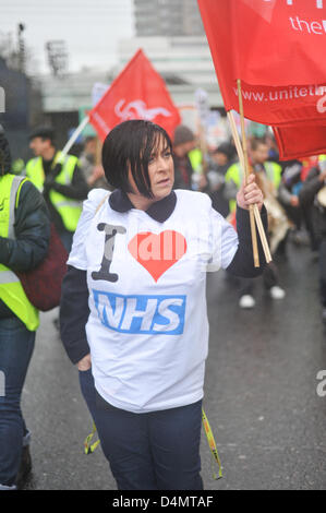 Holloway Road, London, UK. 16. März 2013. Die Demonstranten auf Holloway Road auf den Protest der Whittington speichern. Krankenhaus. März und Kundgebung gegen die vorgeschlagenen Kürzungen Whittington Krankenhaus im Torbogen, Nord-London zu protestieren. Der Marsch von Highbury Crner ins Krankenhaus nahmen viele Demonstranten, darunter David Lammy MP, Jeremy Corbyn MP, Schauspieler Roger Lloyd-Pack und Hettie Bower im Alter von 106. Bildnachweis: Matthew Chattle / Alamy Live News Stockfoto