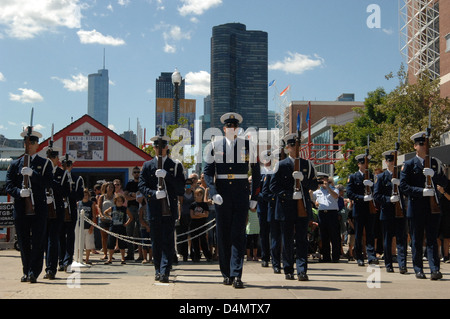 Coast Guard Silent Drill Team führt am Navy Pier Chicago Stockfoto