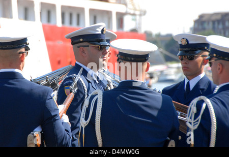 Das Silent Drill Team führt während des Coast Guard Auxiliary Memorial Service eine Präzisionsbohrung durch. Ihr Auftritt ehrt gefallene Mitglieder der Küstenwache mit disziplinierter Routine und zeremoniellem Respekt. Stockfoto