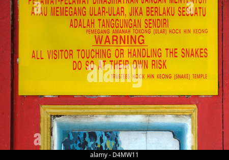 Hüten Sie sich vor Schlangen Warnzeichen bei Schlangentempel oder Sprunggelenk Hin Keong Tempel Penang Malaysia Stockfoto