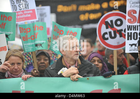 Holloway Road, London, UK. 16. März 2013. Jeremy Corbyn MP auf dem Marsch, die Whittington zu speichern. Krankenhaus. März und Kundgebung gegen die vorgeschlagenen Kürzungen Whittington Krankenhaus im Torbogen, Nord-London zu protestieren. Der Marsch von Highbury Crner ins Krankenhaus nahmen viele Demonstranten, darunter David Lammy MP, Jeremy Corbyn MP, Schauspieler Roger Lloyd-Pack und Hettie Bower im Alter von 106. Bildnachweis: Matthew Chattle / Alamy Live News Stockfoto