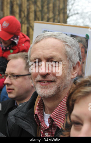 Holloway Road, London, UK. 16. März 2013. Jeremy Corbyn MP auf dem Marsch, die Whittington zu speichern. Krankenhaus. März und Kundgebung gegen die vorgeschlagenen Kürzungen Whittington Krankenhaus im Torbogen, Nord-London zu protestieren. Der Marsch von Highbury Crner ins Krankenhaus nahmen viele Demonstranten, darunter David Lammy MP, Jeremy Corbyn MP, Schauspieler Roger Lloyd-Pack und Hettie Bower im Alter von 106. Bildnachweis: Matthew Chattle / Alamy Live News Stockfoto