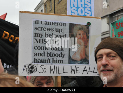 Holloway Road, London, UK. 16. März 2013. Jeremy Corbyn MP auf dem Marsch, die Whittington zu speichern. Krankenhaus. März und Kundgebung gegen die vorgeschlagenen Kürzungen Whittington Krankenhaus im Torbogen, Nord-London zu protestieren. Der Marsch von Highbury Crner ins Krankenhaus nahmen viele Demonstranten, darunter David Lammy MP, Jeremy Corbyn MP, Schauspieler Roger Lloyd-Pack und Hettie Bower im Alter von 106. Bildnachweis: Matthew Chattle / Alamy Live News Stockfoto