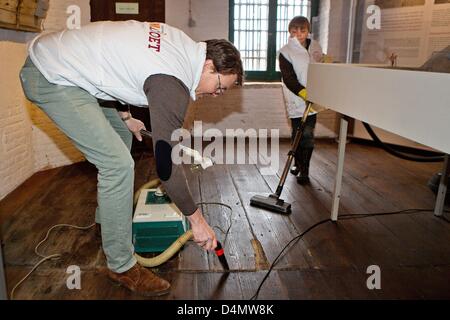 Prinz Constantijn (L) von den Niederlanden mit seinem Sohn Graf Claus-Casimir von den Niederlanden Freiwilligenarbeit Freiwilligenarbeit für NL Doet am Museum Gevangenpoort in Bergen Op Zoom, Niederlande, 16. März 2013. Foto: Patrick van Katwijk/POOL/Niederlande OUT Stockfoto