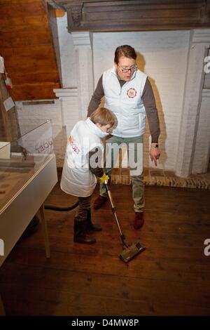 Prinz Constantijn (L) von den Niederlanden mit seinem Sohn Graf Claus-Casimir von den Niederlanden Freiwilligenarbeit für NL Doet am Museum Gevangenpoort in Bergen Op Zoom, Niederlande, 16. März 2013. Foto: Patrick van Katwijk/POOL/Niederlande OUT Stockfoto