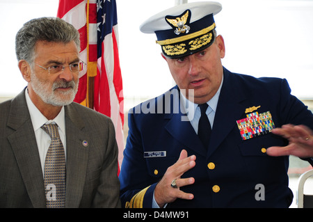 Rear Admiral Parks und Cleveland Bürgermeister Frank Jackson Stockfoto