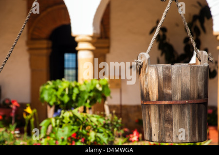 Einen Eimer aus einem Brunnen in einem Kloster-Innenhof Stockfoto