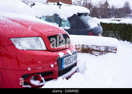 Autos im Schnee nach England UK Schlechtwetter gefangen. Stockfoto