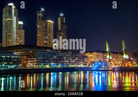 Schöne gehobene Puerto Madero und Wolkenkratzer in der Nacht in Buenos Aires Stockfoto