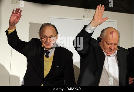 Ehemaliger Präsident der Soviet Union Michail Gorbatschow (R) und ehemalige Bundesministerin für auswärtige Angelegenheiten Hans-Dietrich Genscher Geste nach einem Buch Rezension in St. Peter Church in Leipzig, Deutschland, 15. März 2013. Foto: Jan Woitas Stockfoto