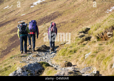 Drei müde Wanderer zu Fuß hinauf auf das Loch in der Wand durch Lakelandpoeten im Lake District Stockfoto