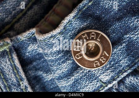 Schaltfläche "tierischen" auf Denim-jeans Stockfoto