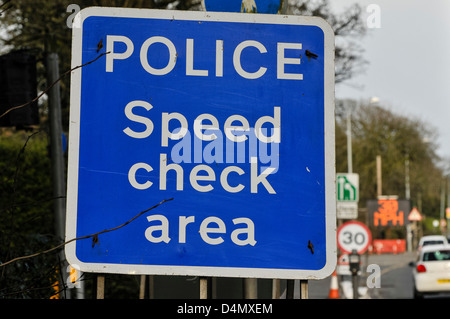 Polizei-Geschwindigkeit überprüfen Bereich Schild am großen Baustellen. Stockfoto