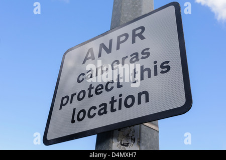 Melden Sie sich in einem Industriegebiet, warnt, dass automatische Anzahl Teller Anerkennung (ANPR) Kameras im Einsatz, um diesen Standort zu schützen sind. Stockfoto